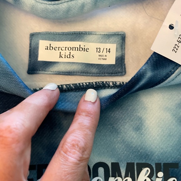 NWT kids Abercrombie sweatshirt - Picture 3 of 5